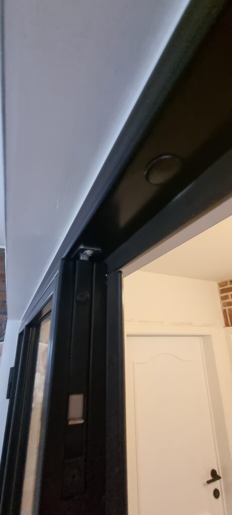 Detail van een stalen deur op maat, realisatie 9