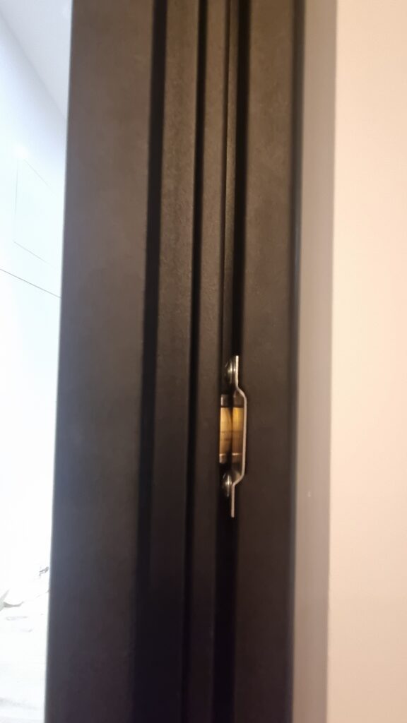 Detail van een stalen deur op maat, realisatie 10