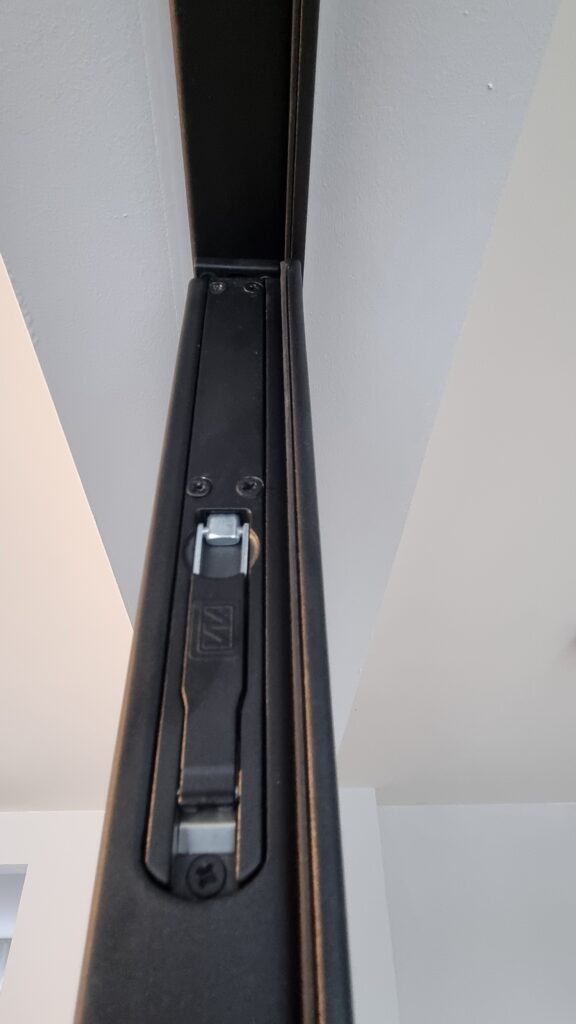 Detail van een stalen deur op maat, realisatie 12