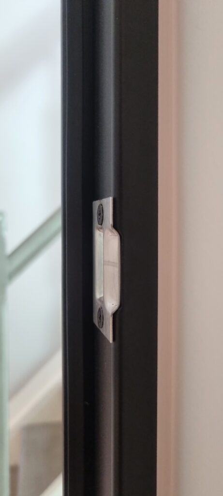 Detail van een stalen deur op maat, realisatie 16