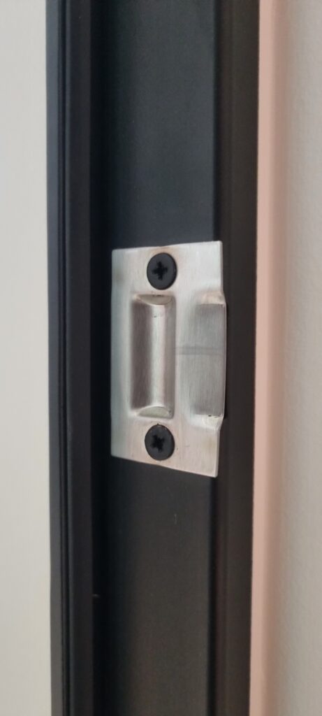 Detail van een stalen deur op maat, realisatie 2