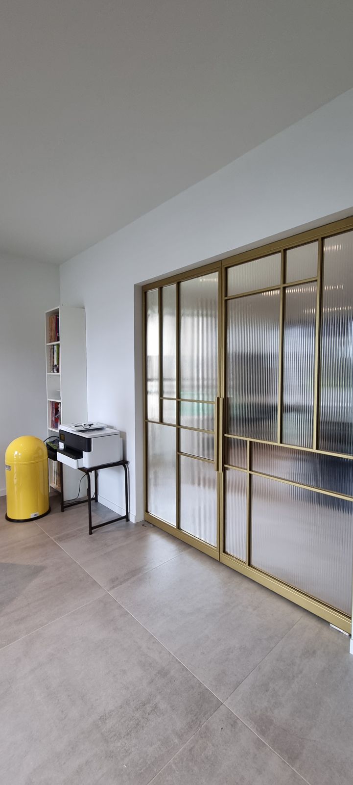 Goudkleurig stalen frame met ribbelglas