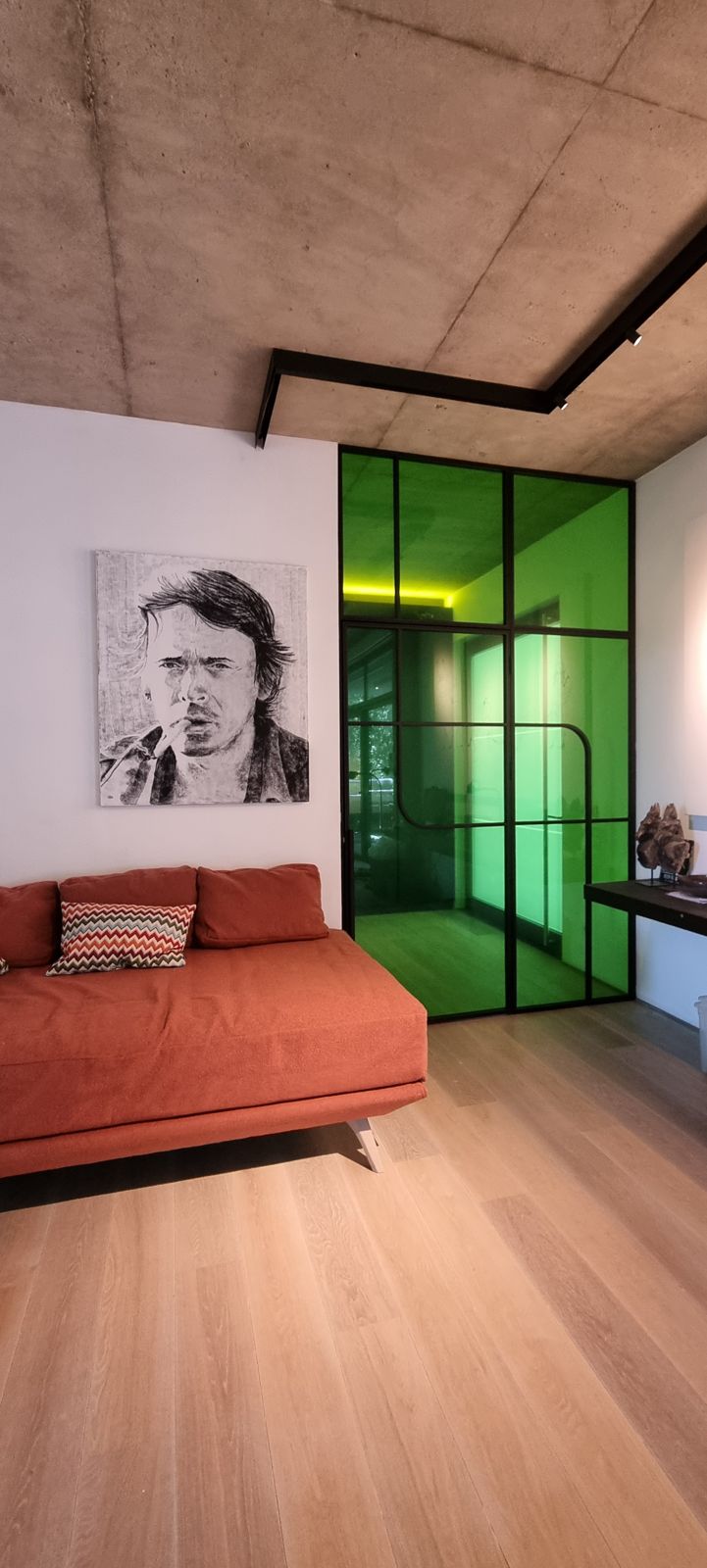 Stalen loftwand met groen gekleurd glas