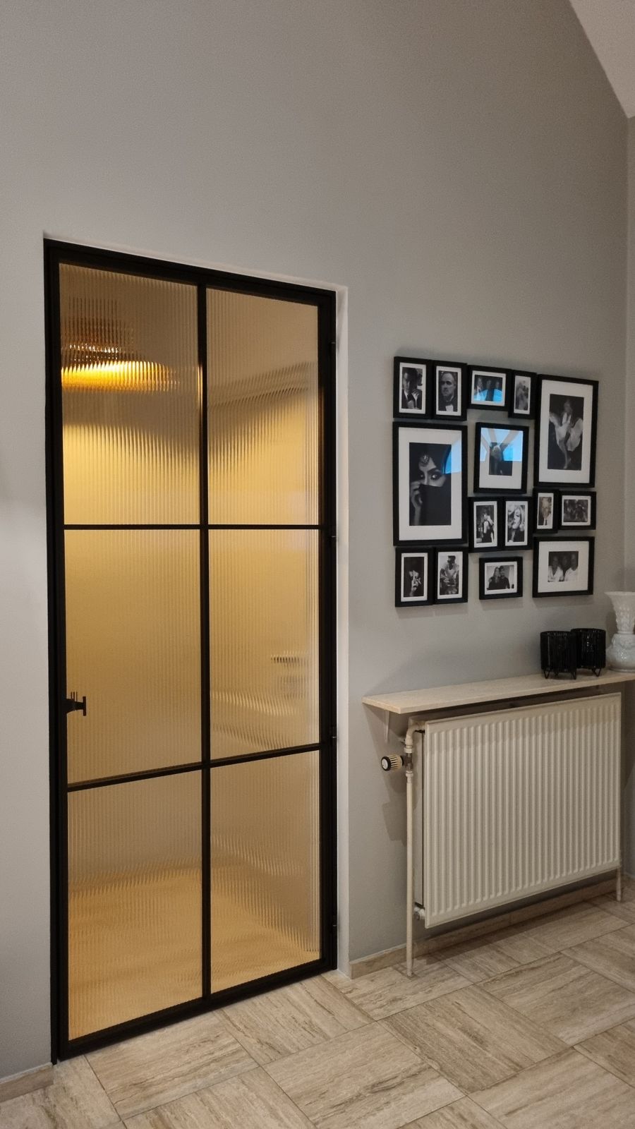 Zwarte stalen scharnierdeur met ribbelglas